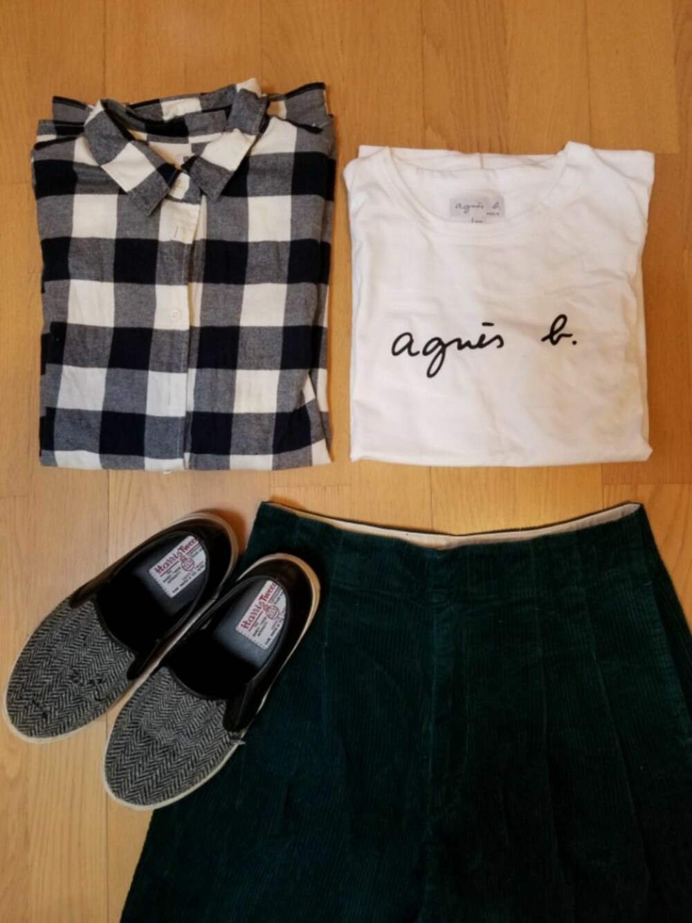 「アニエスベー、スリッポン、シャツスタイル、Tシャツ、ワイドパンツ、オトナカジュアル」｜「earth music&ecologyの【Harris Tweed×earth】スリッポン（スリッポン、グレー系）」を使った、YUKIKO♡さん（レディース・158cm）の冬コーディネートの1枚目の写真