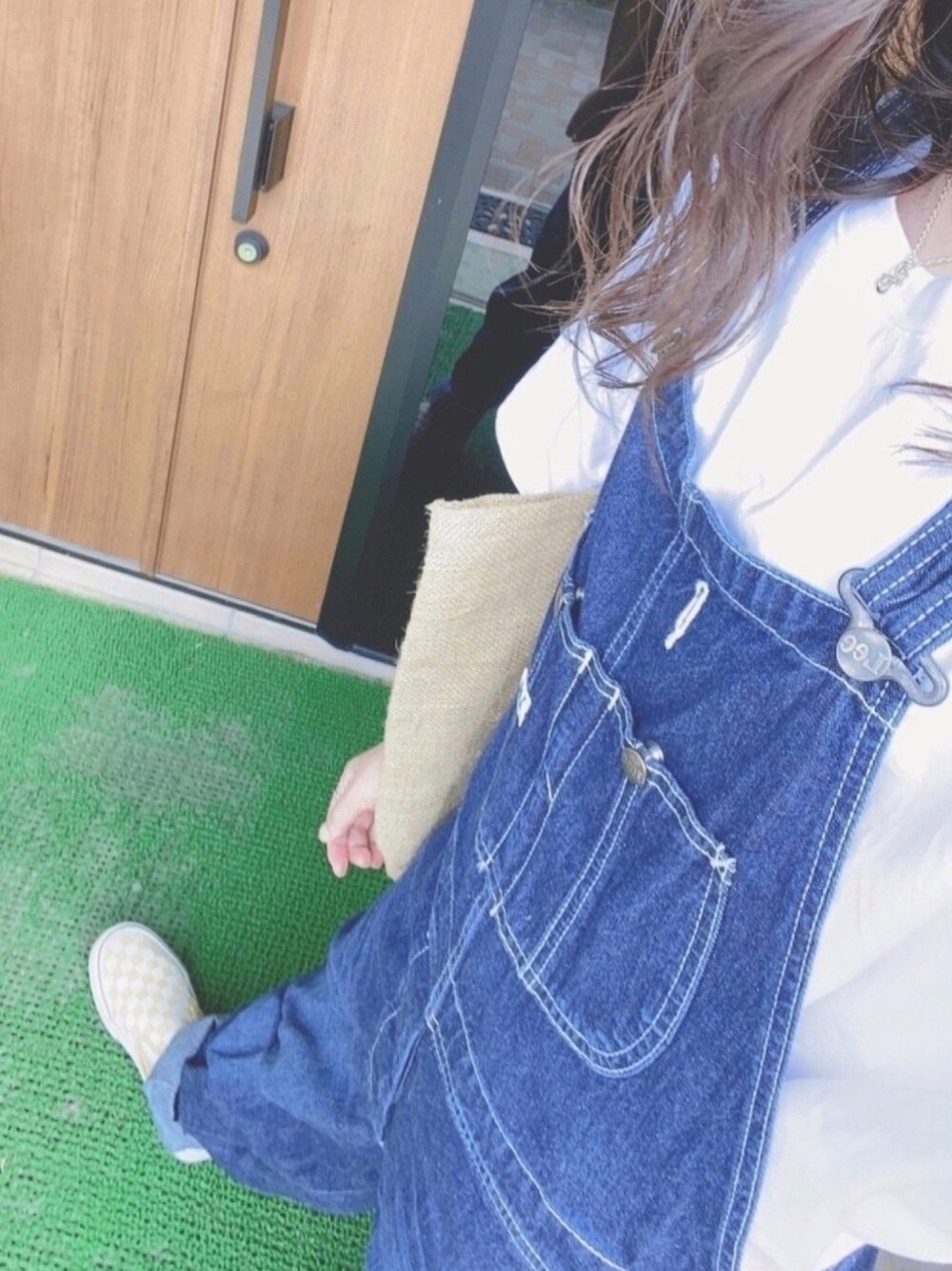 「ゆるコーデ、オーバーオール、白Tシャツ、メンズサイズ、VANS、公園」｜「Leeの【別注】Lee ｵｰﾊﾞｰｵｰﾙ★〇（つなぎ/オールインワン、ブルー系）」を使った、🐾まなやん🐾さん（レディース・155cm）の秋コーディネートの1枚目の写真
