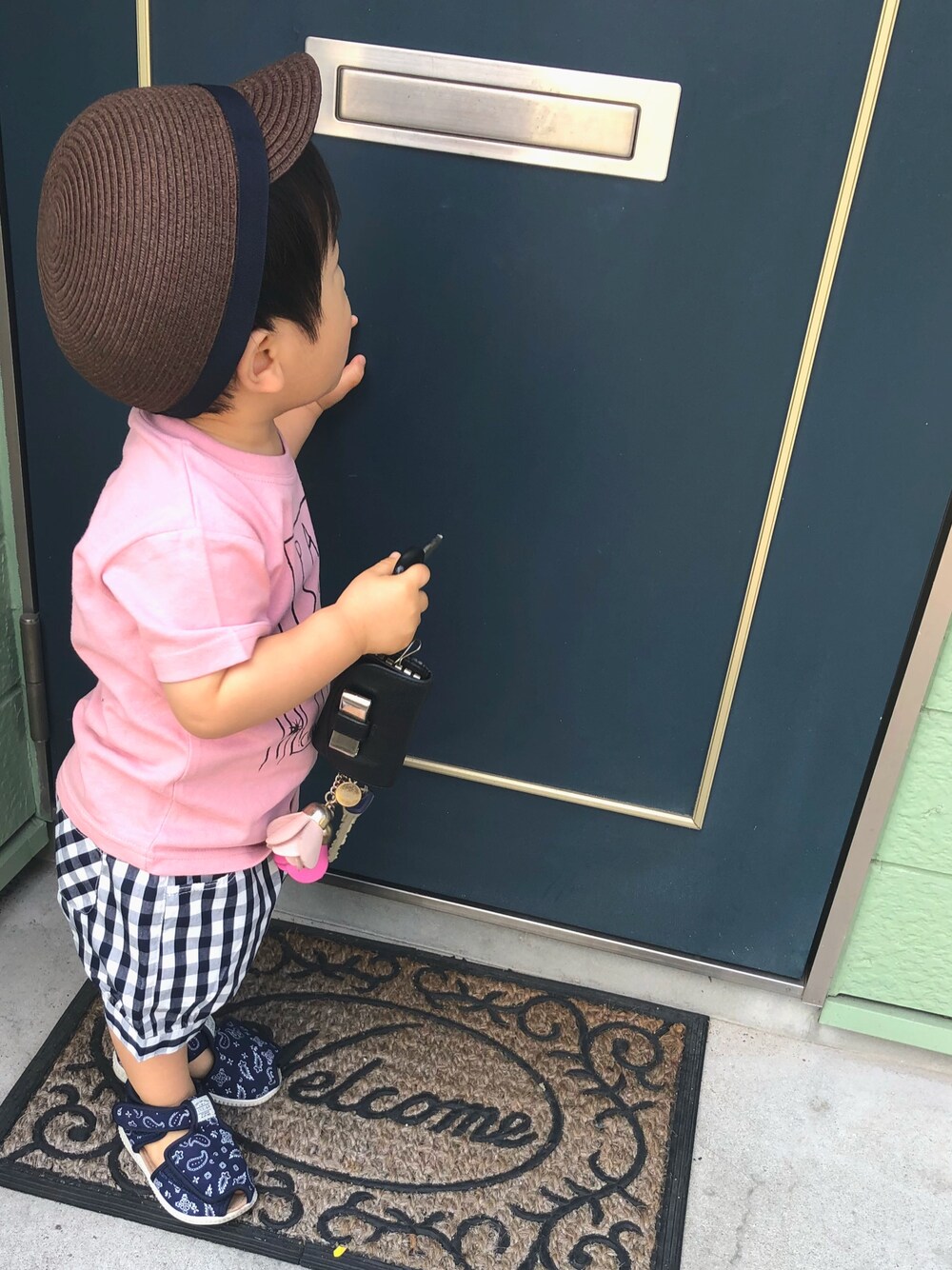 「男の子コーデ、1歳4ヶ月、1歳、ギンガムチェック、くすみピンク、ピンクコーデ、無印良品、かぼちゃパンツ、ハーフパンツ、夏コーデ」｜「無印良品のアイテム（キャップ、ブラウン系）」を使った、Asahi ໒꒱*॰さん（キッズ・80cm）の夏コーディネートの1枚目の写真
