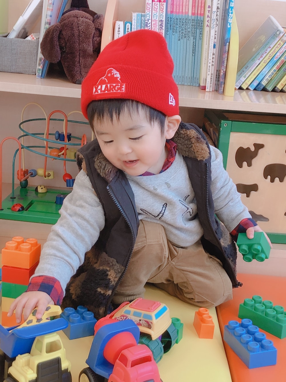 「ニットキャップ、kaws×uniqlo、男の子、男の子コーデ、2歳、ブランシェス、スウェット、ダウンベスト、プチプラ」｜「XLARGE KIDSのXLK x NEW ERA CUFF KNIT（ニットキャップ/ビーニー、レッド系）」を使った、Asahi ໒꒱*॰さん（キッズ・90cm）の冬コーディネートの1枚目の写真