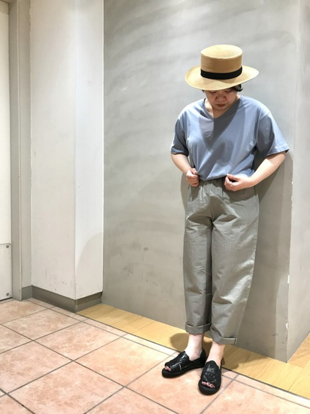 ブルー系のTシャツ/カットソー、ブラウン系のハットを着用したレディースの夏コーディネートの1枚目の写真