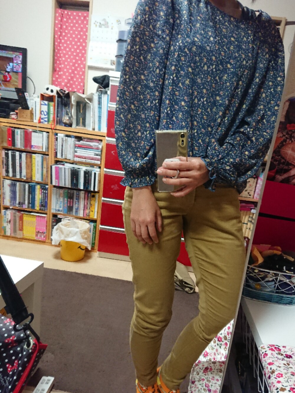 「AMERICAN HOLICの・コール天スキニーパンツ（その他パンツ、ブラウン系）」を使った、なつみさん。さん（レディース・163cm）の春コーディネートの1枚目の写真