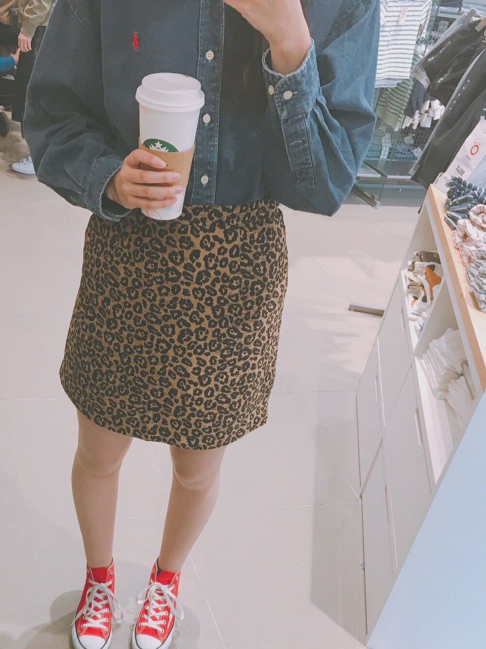 「はるコーデ、休日スタイル、コンバース、STARBUCKS」｜「AZUL by moussyのアイテム（スカート、その他）」を使った、ゆいさん（レディース・170cm）の冬コーディネートの1枚目の写真