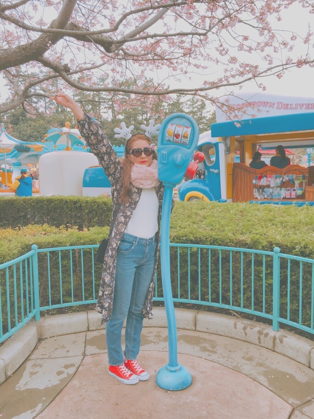 「春、オトナカジュアル、denim、ガウン、disney、パンツスタイル、高身長女子」｜「GUのアイテム（ニット/セーター、ホワイト系）」を使った、ゆいさん（レディース・170cm）の春コーディネートの1枚目の写真