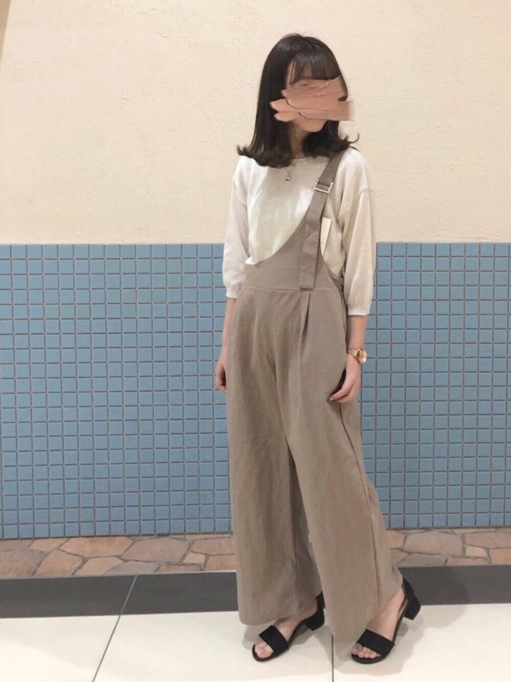 「シンプルコーデ、サロペット、ワンショルダー、リネン、春コーデ、ベージュコーデ、カジュアル、おしゃれさんと繋がりたい、Green Parks」｜「Green　Parksのフレンチリネンブレンドニットプルオーバー（ニット/セーター、ベージュ系）」を使った、Sakuさん（レディース・160cm）の春コーディネートの1枚目の写真