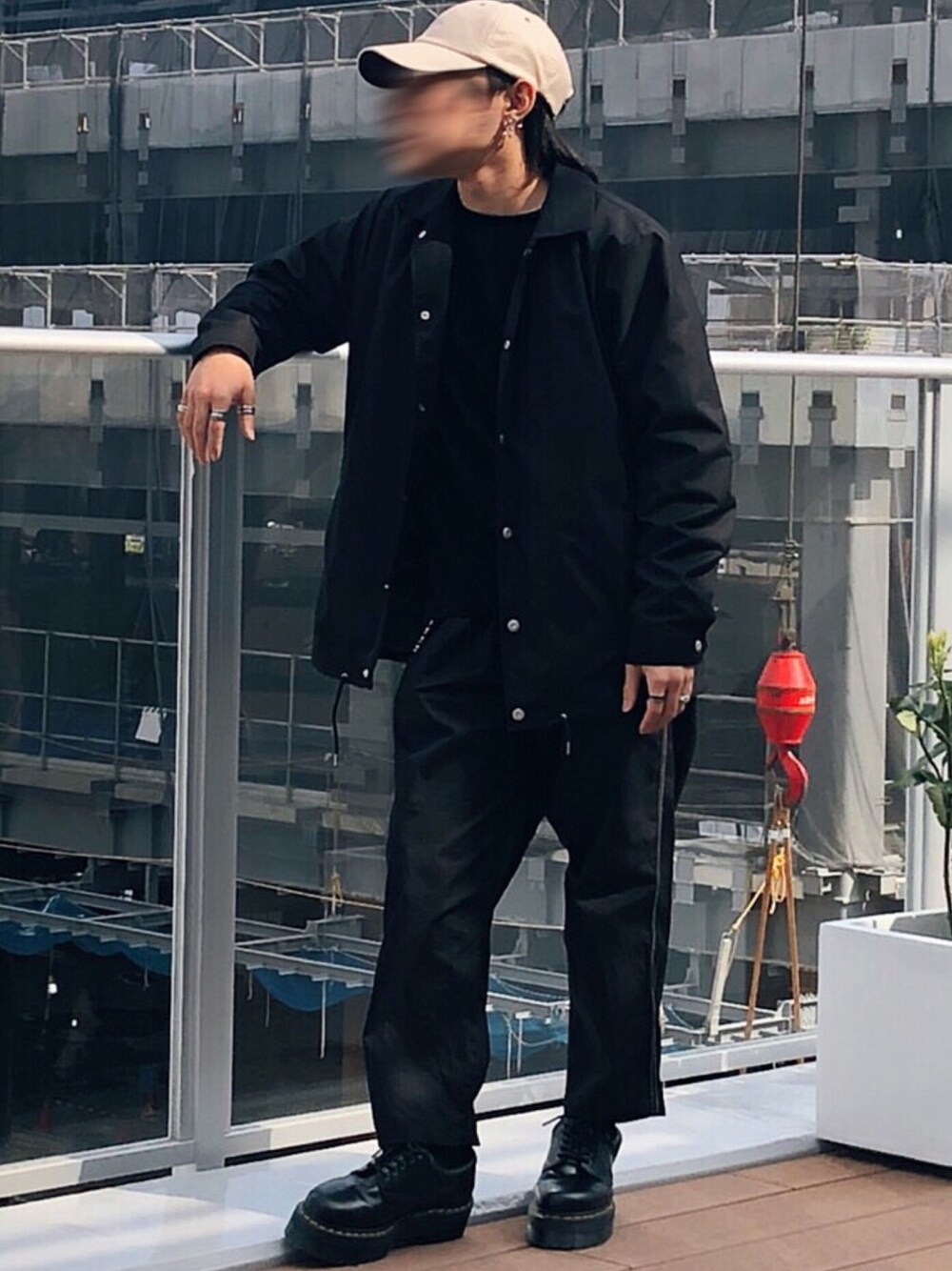 「京都、ウォレットチェーン、ウルフカット、ブラック、コーチジャケット、大学生、モノトーン、shiyoh、低身長、u170」｜「TESSのアイテム（ナイロンジャケット、ブラック系）」を使った、SuZuAさん（メンズ・165cm）の春コーディネートの1枚目の写真