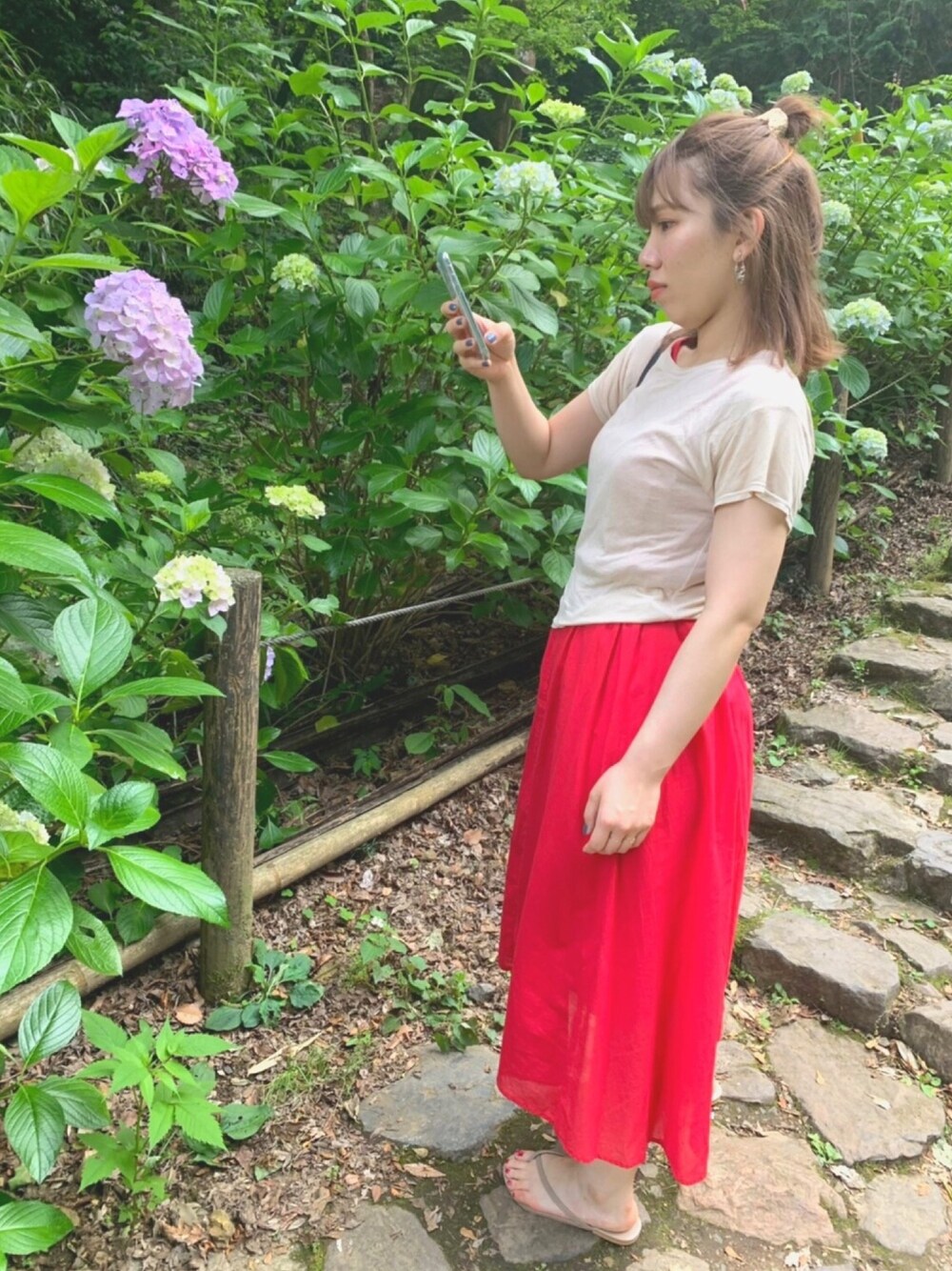 「PLUIEのアイテム（Tシャツ/カットソー、ベージュ系）」を使った、emilmomoさん（レディース・163cm）の夏コーディネートの1枚目の写真