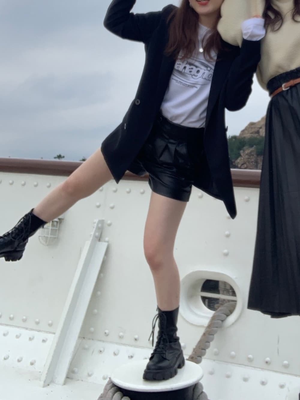 ホワイト系のTシャツ/カットソー、ブラック系のジャケット/アウター、ブラック系のパンツを着用したレディースの冬コーディネートの1枚目の写真