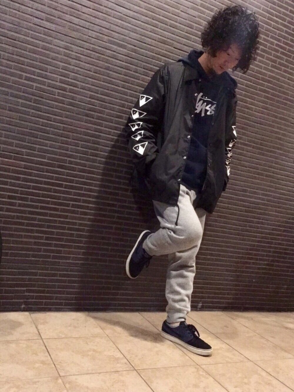 グレー系のその他パンツ、ブラック系のジャケット/アウター、ブルー系のパーカーを着用したメンズの冬コーディネートの1枚目の写真