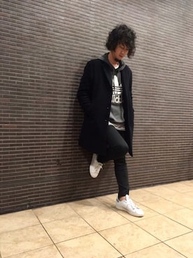 「アディダスオリジナルス」｜「アイテム（チェスターコート）」を使った、藤井 すぐるさん（メンズ・169cm）の冬コーディネート