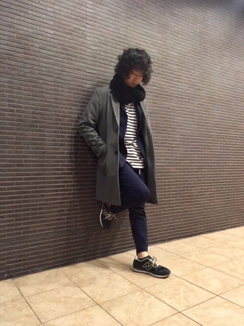 グレー系のチェスターコート、ブルー系のテーラードジャケット、ホワイト系のTシャツ/カットソーを着用したメンズの冬コーディネートの1枚目の写真