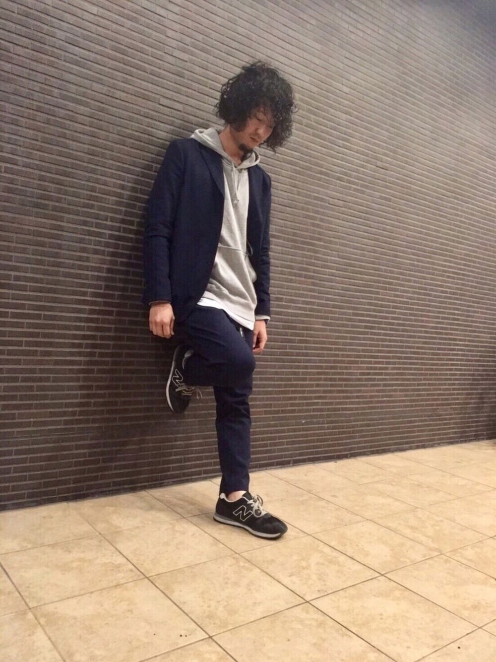 ブルー系のテーラードジャケット、グレー系のパーカー、ホワイト系のTシャツ/カットソーを着用したメンズの春コーディネートの1枚目の写真