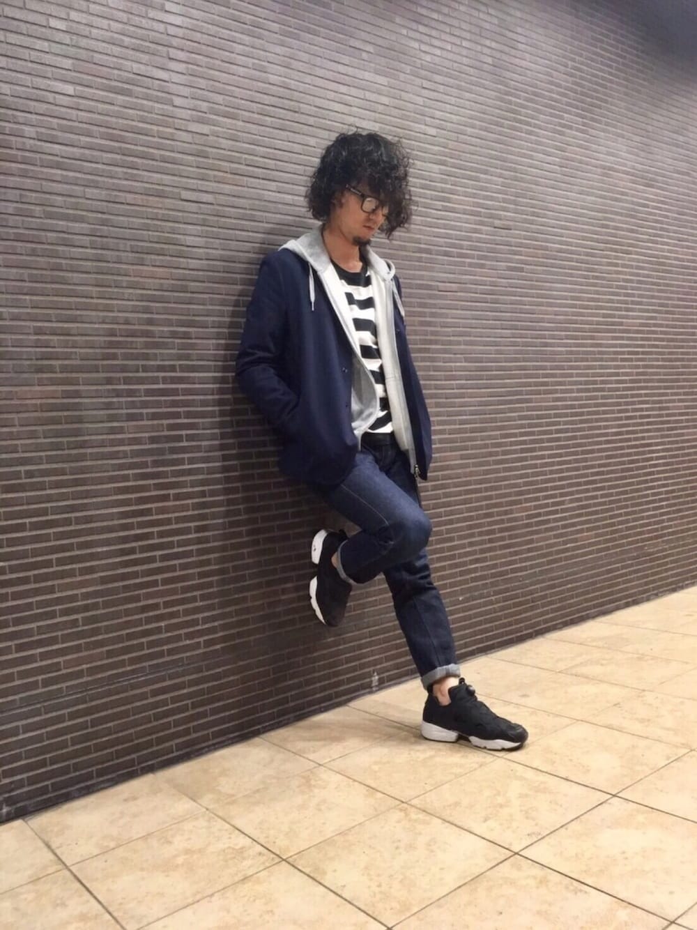 グレー系のパーカー、ホワイト系のTシャツ/カットソー、ブルー系のテーラードジャケットを着用したメンズの春コーディネートの1枚目の写真