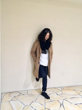 「KATHARINE HAMNETT LONDON （キャサリンハムネットロンドン）のアイテム（チェスターコート）」を使った、藤井 すぐるさん（メンズ・170cm）の冬コーディネート