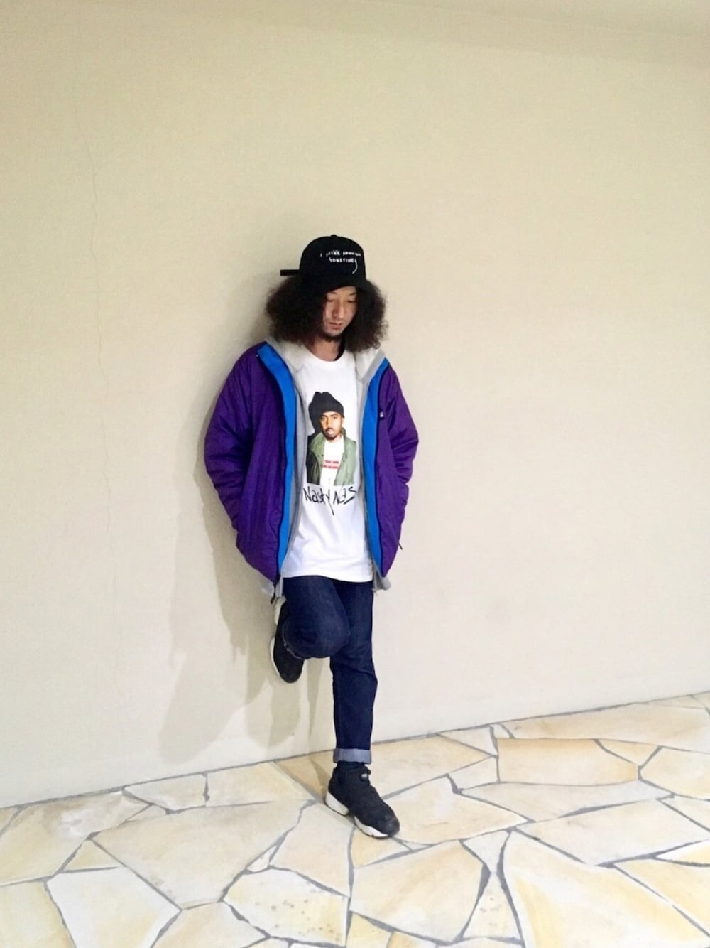 ホワイト系のスニーカー、ブルー系のデニムパンツ、ホワイト系のTシャツ/カットソーを着用したメンズの冬コーディネートの1枚目の写真