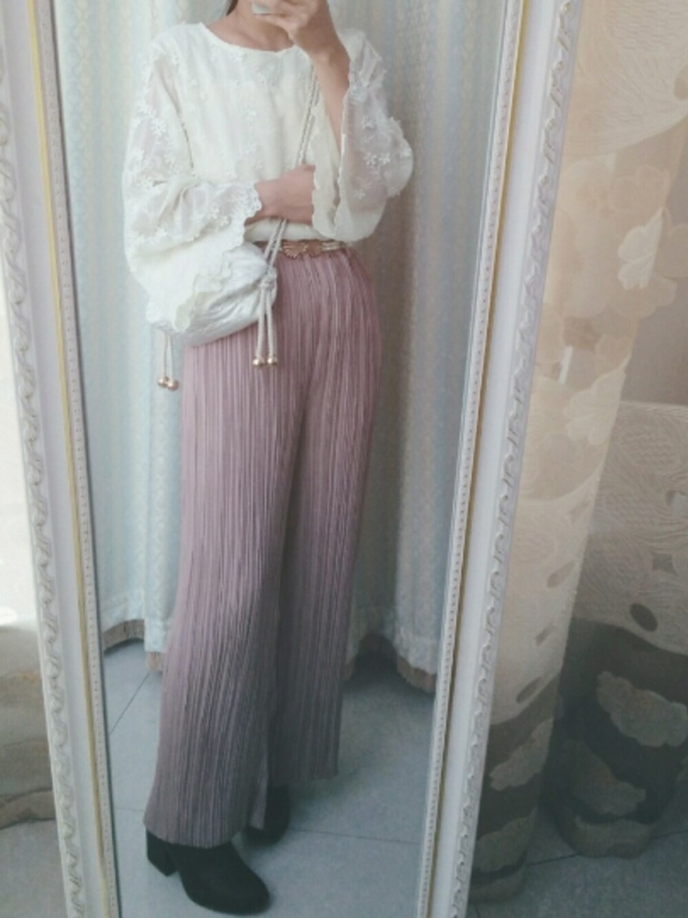 「大人カジュアル、カジュアル、デニム、休日スタイル、outfit」｜「mysty womanの花柄刺繍シフォンチョーカー付フレアブラウス（シャツ/ブラウス、ホワイト系）」を使った、saakiさん（レディース・156cm）の春コーディネートの1枚目の写真