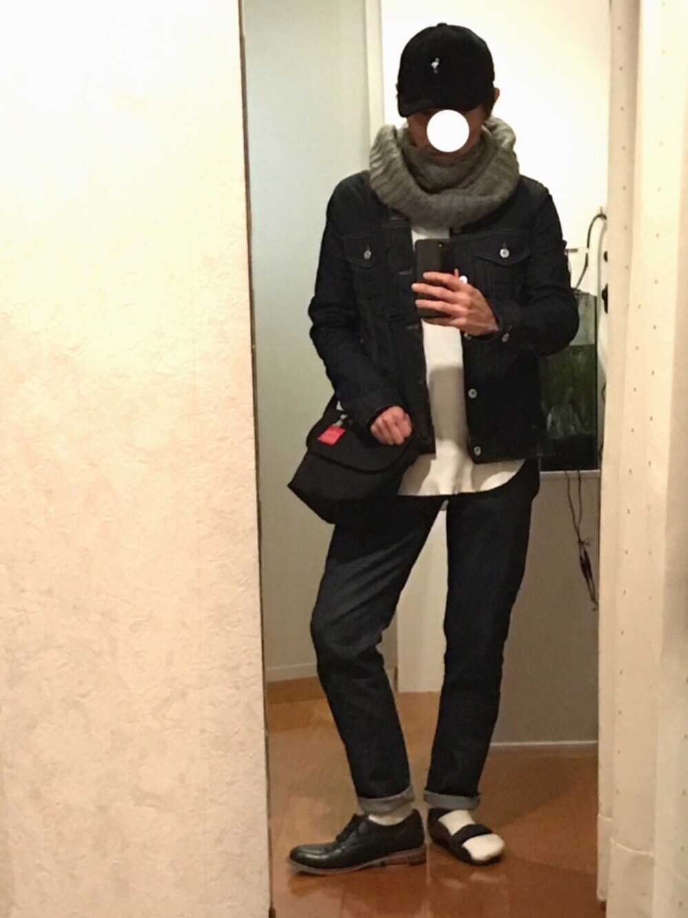 ブラック系のメッセンジャーバッグ、ブルー系のデニムジャケット、ブルー系のデニムパンツを着用したメンズの冬コーディネートの1枚目の写真