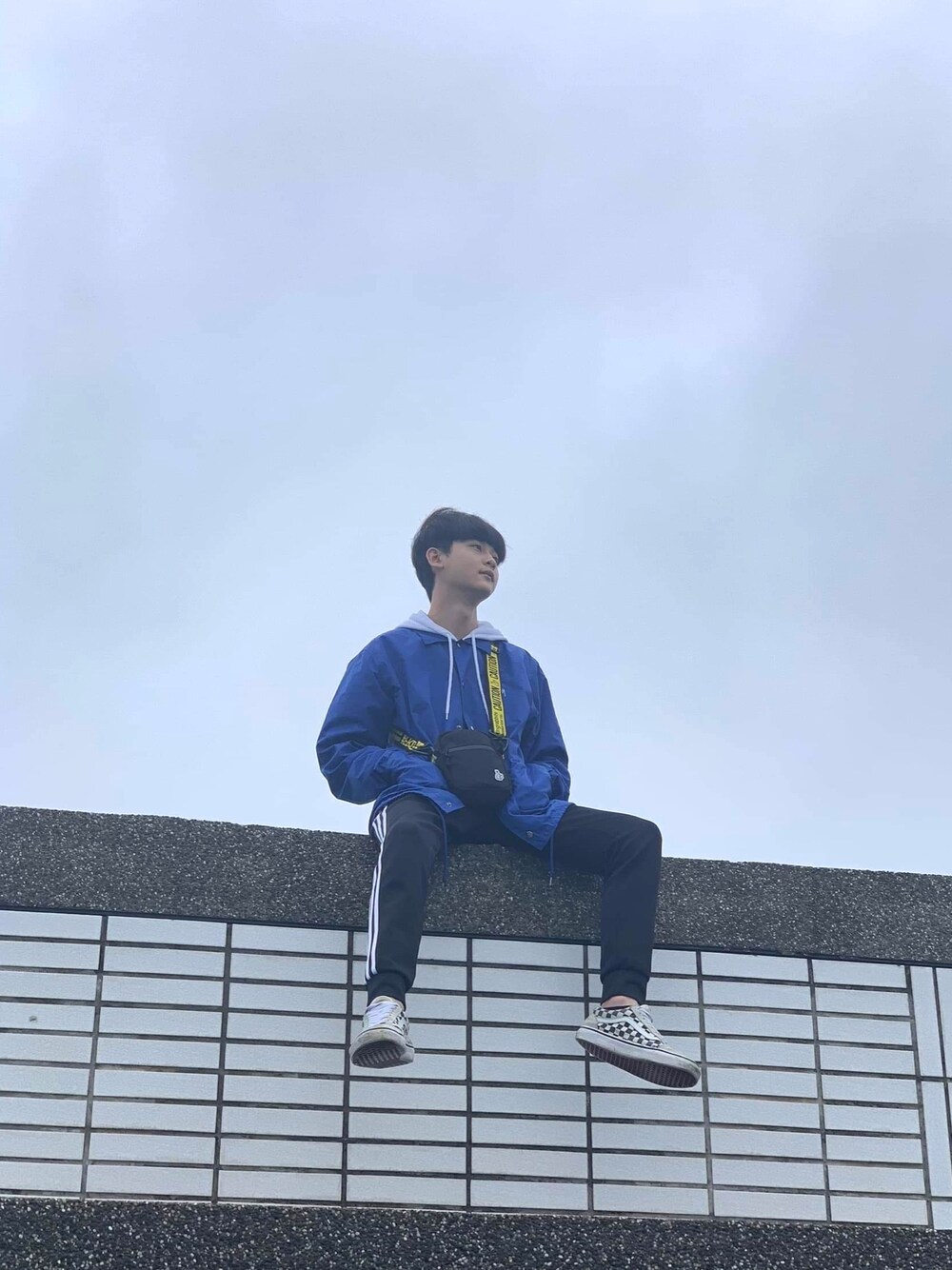 「VANSのアイテム（スリッポン、ホワイト系）」を使った、林志寬さん（メンズ・170cm）の秋コーディネートの1枚目の写真
