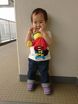「petit main（プティマイン）のサテンリボン付きバギーデニムパンツ（デニムパンツ、ブルー系）」を使った、まなここさん（キッズ）の春コーディネート