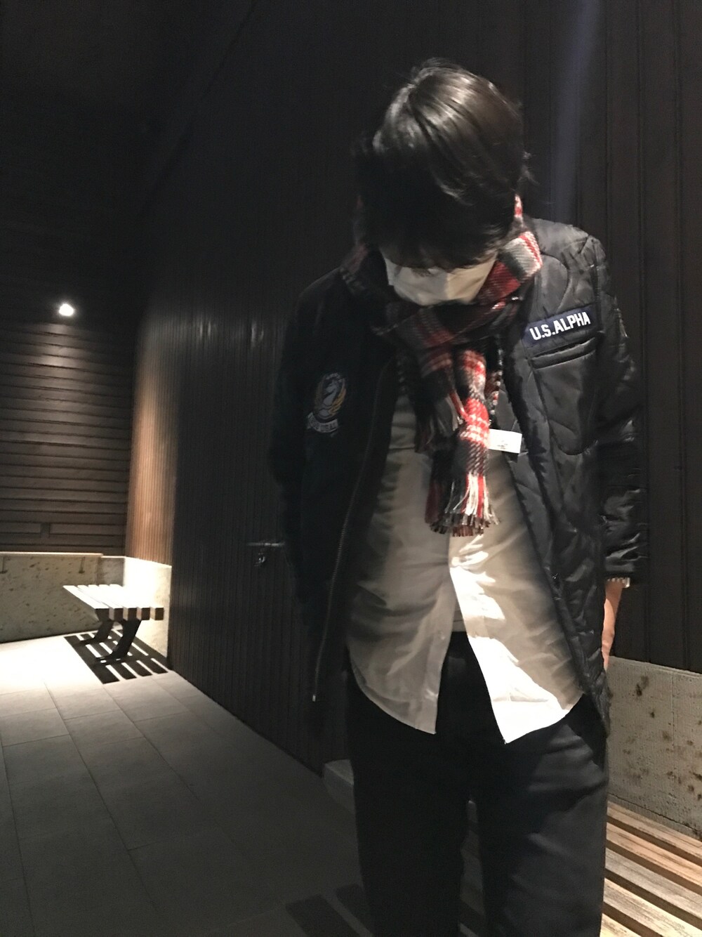 ブラック系のミリタリージャケット、ホワイト系のシャツ/ブラウス、ブラック系のデニムパンツを着用したメンズの冬コーディネートの1枚目の写真