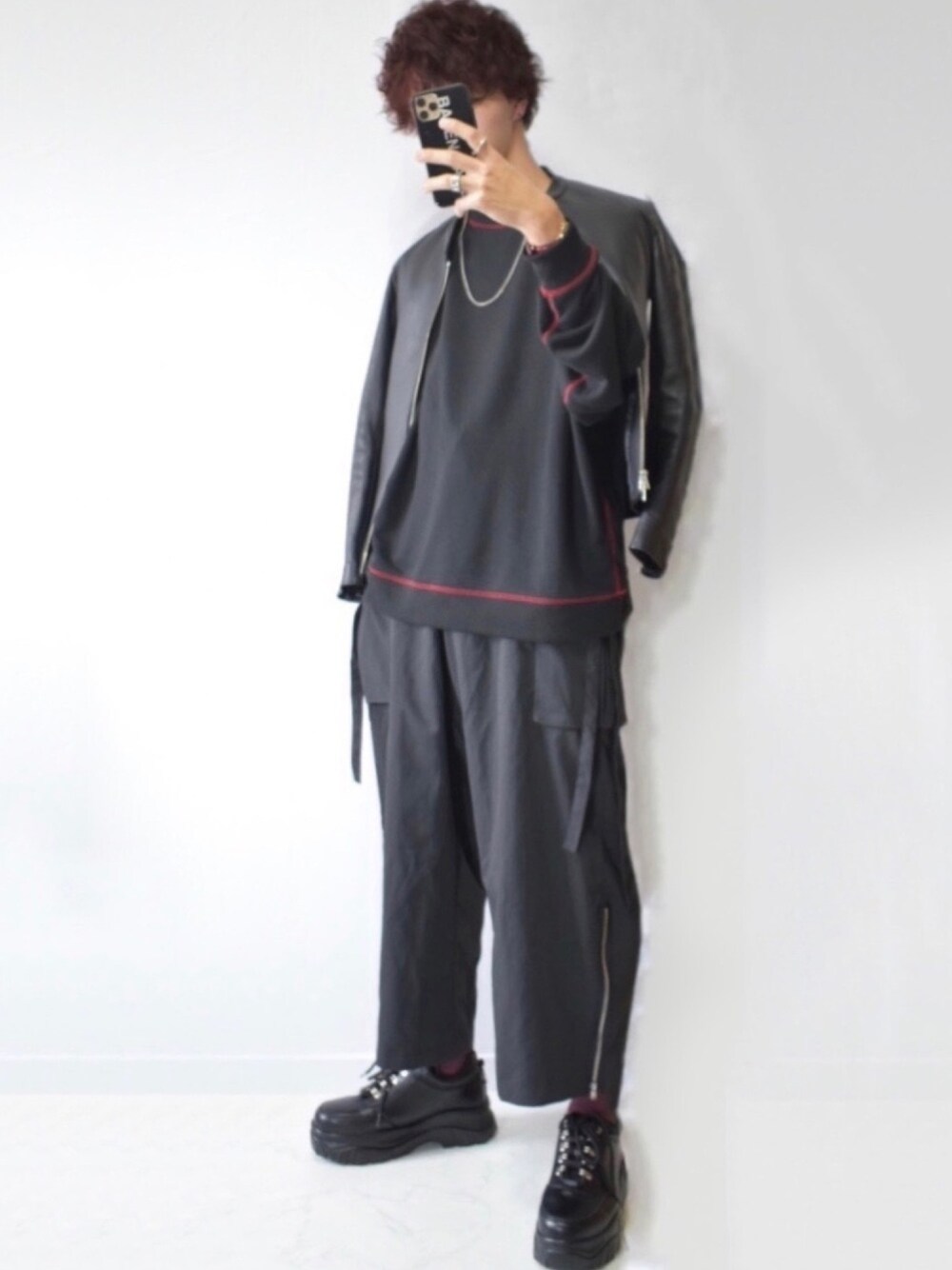 「ゆるコーデ、部屋撮り、おうちファッション、休日スタイル、リラックススタイル、UNIQLO U、おうちスタイル、スラックス、オーバーサイズ、ビッグシルエット」｜「LIDNMのLIDNM/リドム/ラムレザーシングルライダース（ライダースジャケット、ブラック系）」を使った、あすさん（メンズ・176cm）の春コーディネートの1枚目の写真