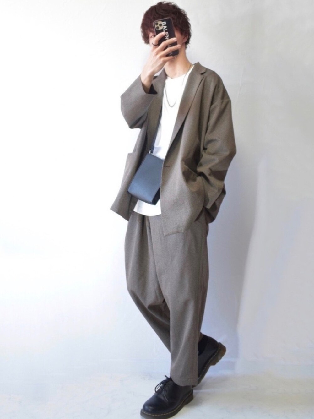 ベージュ系のテーラードジャケット、ホワイト系のTシャツ/カットソー、ブラック系のショルダーバッグを着用したメンズの春コーディネートの1枚目の写真