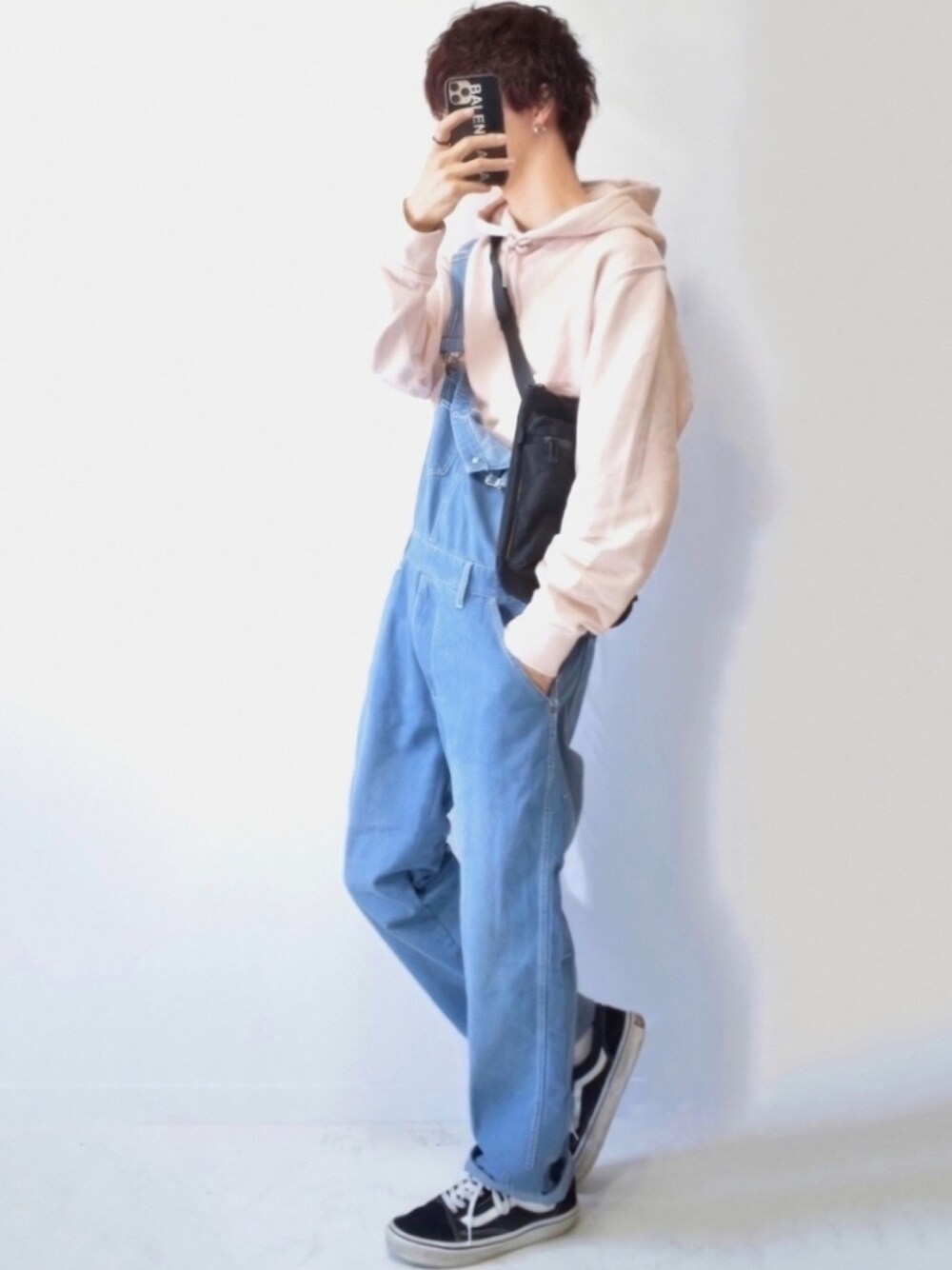 「おうちファッション、休日スタイル、リラックススタイル、おうちスタイル、UNIQLO U、オーバーサイズ、ビッグシルエット、ゆるコーデ、プチプラ、オーバーオール」｜「FUNALIVEのアイテム（オールインワン・サロペット、ブルー系）」を使った、あすさん（メンズ・176cm）の春コーディネートの1枚目の写真