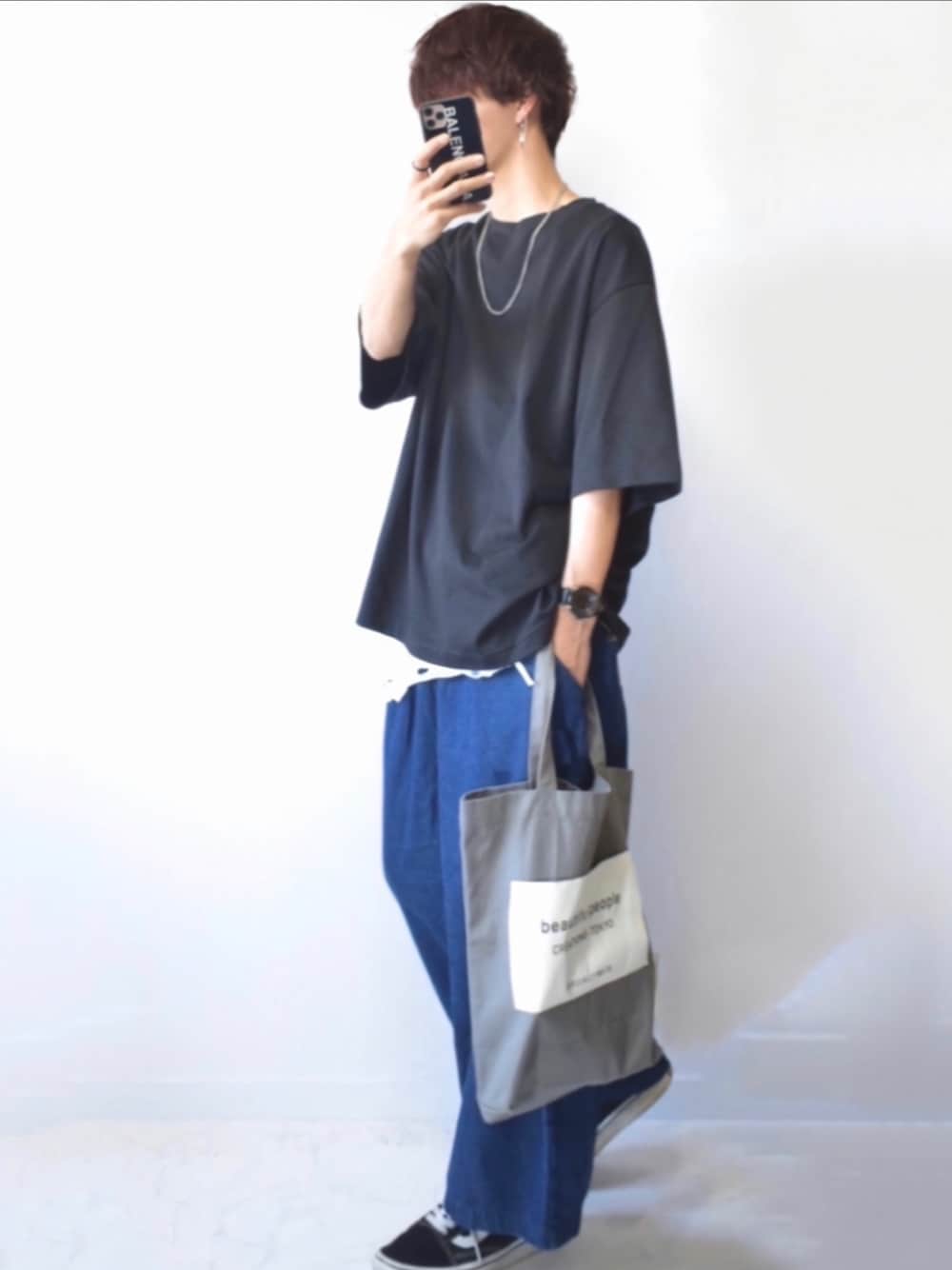 ブラック系のTシャツ/カットソー、ブルー系のデニムパンツ、ブラック系のスニーカーを着用したメンズの春コーディネートの1枚目の写真