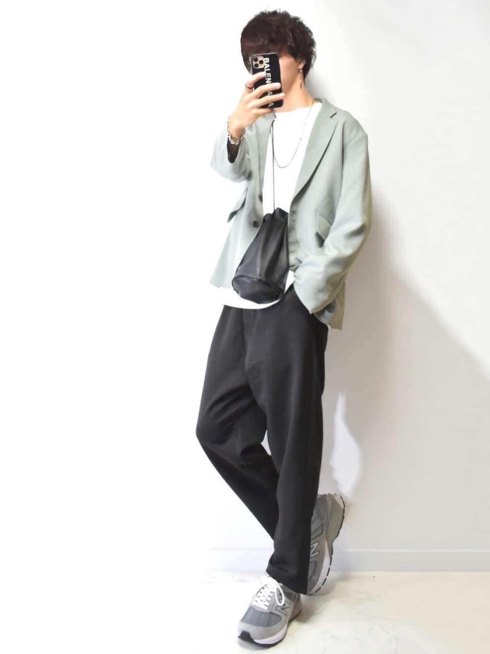 グレー系のセットアップ、ブラック系のその他パンツ、グレー系のスニーカーを着用したメンズの春コーディネートの1枚目の写真