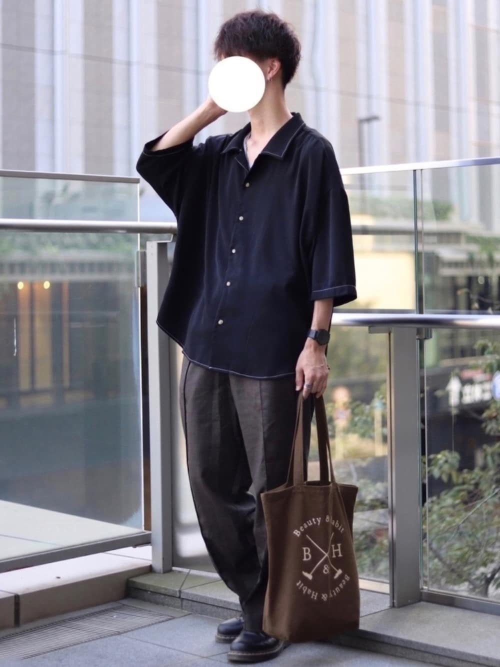 ブラック系のシャツ/ブラウス、ベージュ系のその他パンツ、ブラック系のドレスシューズを着用したメンズの夏コーディネートの1枚目の写真