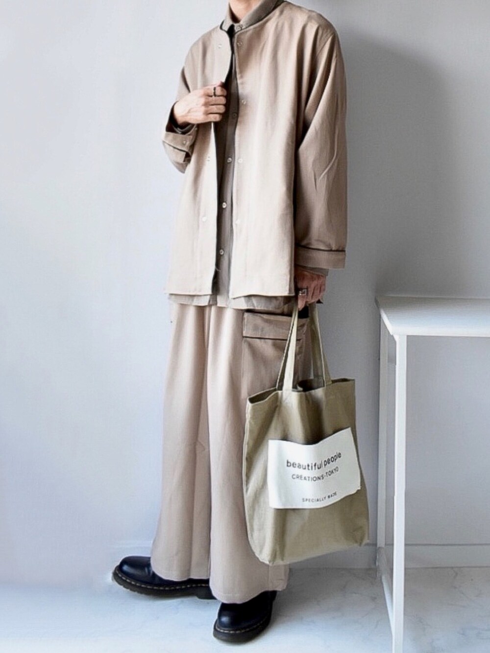 ベージュ系のシャツ/ブラウス、ベージュ系のスラックス、ブラウン系のシャツ/ブラウスを着用したメンズの秋コーディネートの1枚目の写真