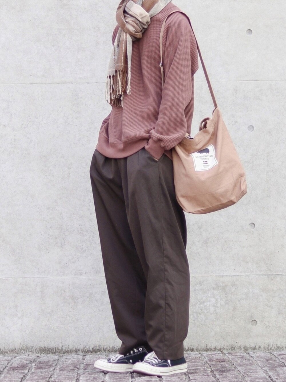 「URBAN RESEARCH DOORSのUR TECH ワッフルロングスリーブTシャツ（Tシャツ/カットソー、ブラウン系）」を使った、あすさん（メンズ・176cm）の冬コーディネートの1枚目の写真