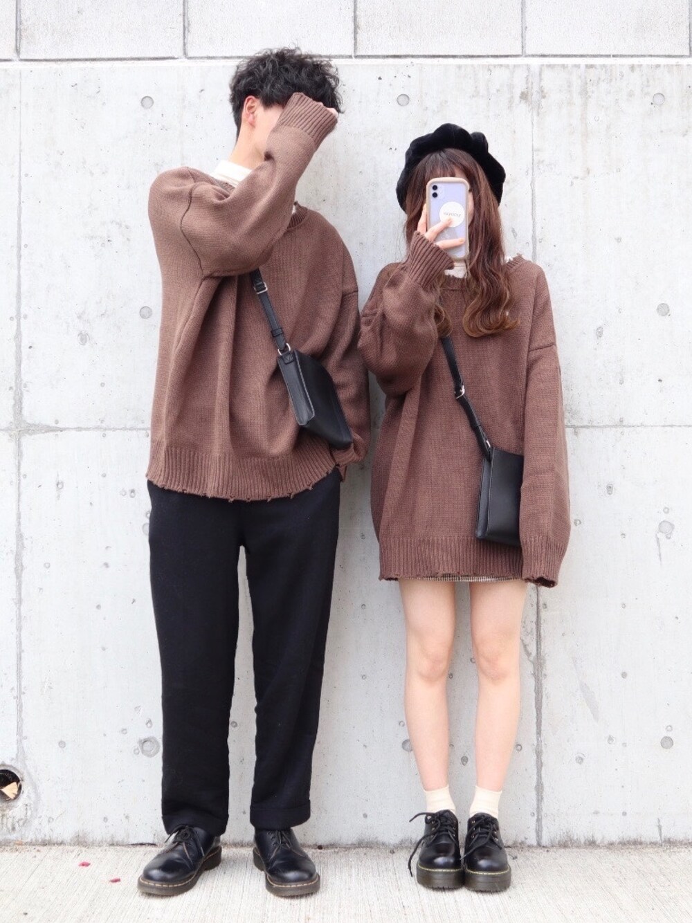 ブラウン系のニット/セーター、ブラック系のショルダーバッグ、ブラック系のその他パンツを着用したメンズの冬コーディネートの1枚目の写真