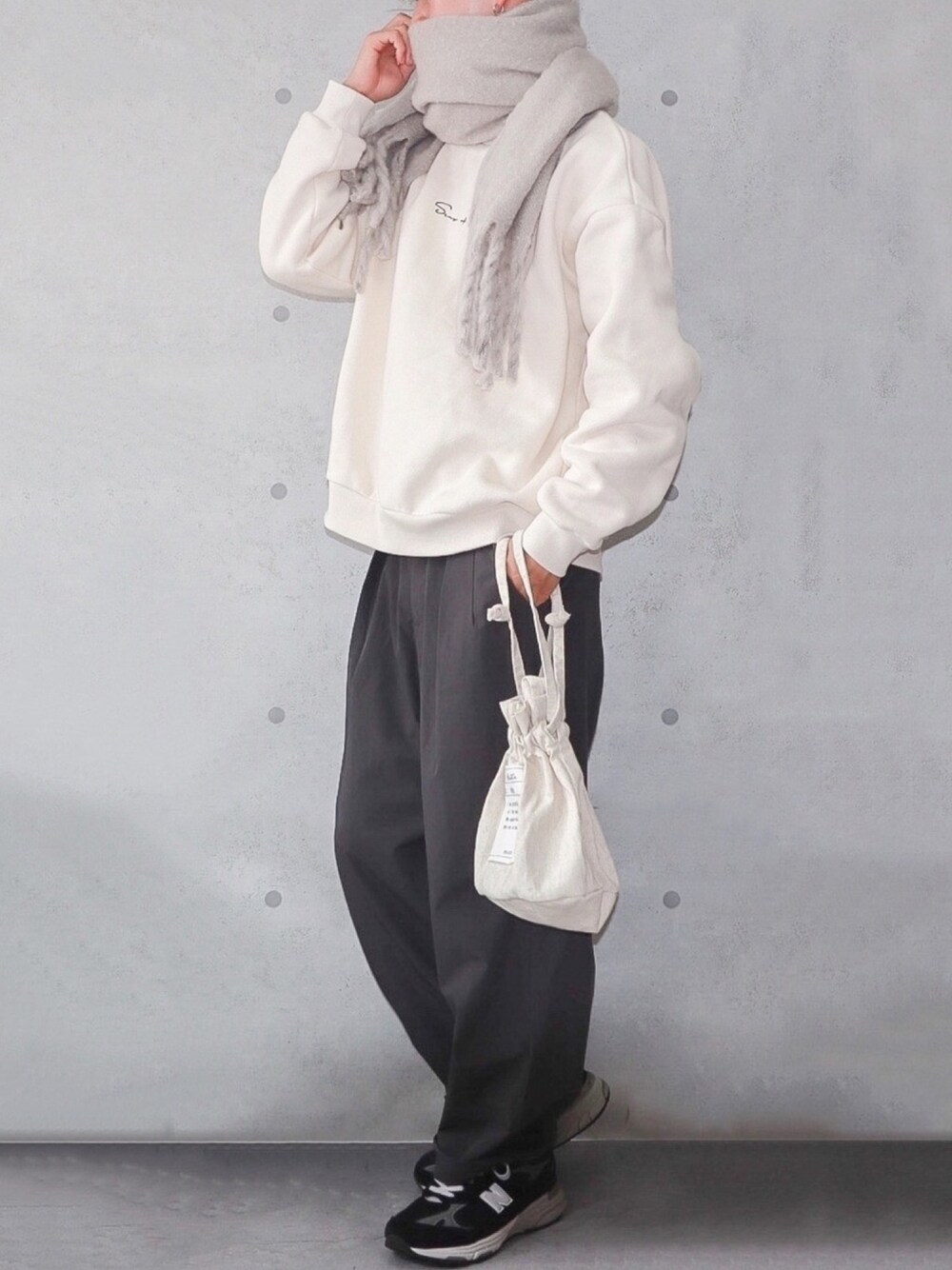 「SENSE OF PLACE by URBAN RESEARCHのシシュウヘビーウエイトスウェットシャツ（スウェット、ホワイト系）」を使った、あすさん（メンズ・176cm）の冬コーディネートの1枚目の写真