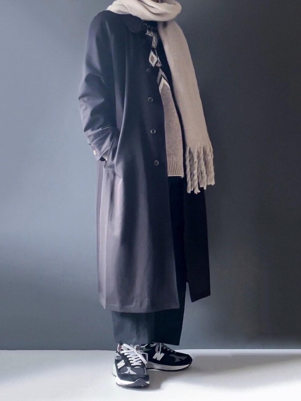「remerのloose soutien collar long coat/ルーズステンカラーコート（ステンカラーコート、ブラック系）」を使った、あすさん（メンズ・176cm）の冬コーディネートの1枚目の写真