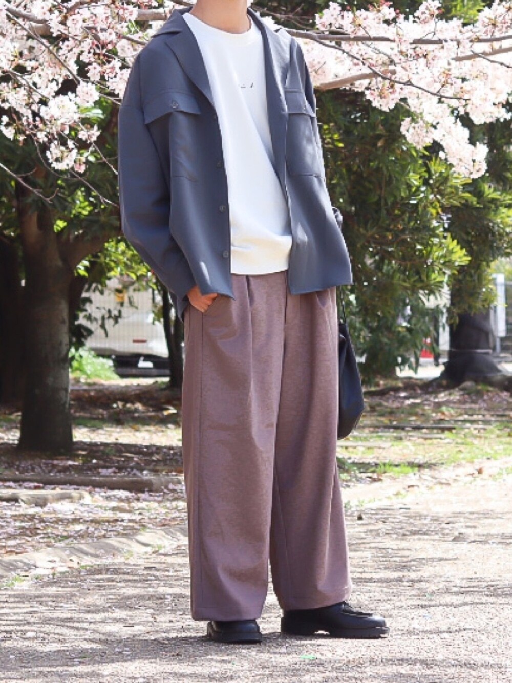 グレー系のシャツ/ブラウス、ホワイト系のスウェット、ベージュ系のその他パンツを着用したメンズの春コーディネートの1枚目の写真