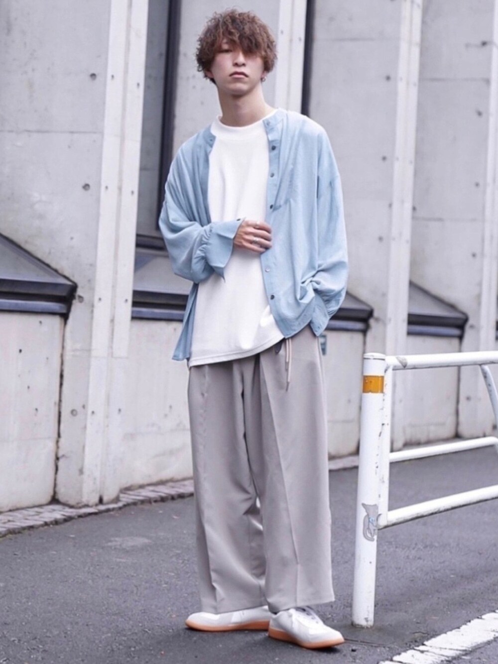 「これが私をアゲる服」｜「CASPER JOHNのSide Lace Mockneck Big T-shirts/サイドレースモックネックビッグT（Tシャツ/カットソー、ホワイト系）」を使った、あすさん（メンズ・176cm）の春コーディネートの1枚目の写真