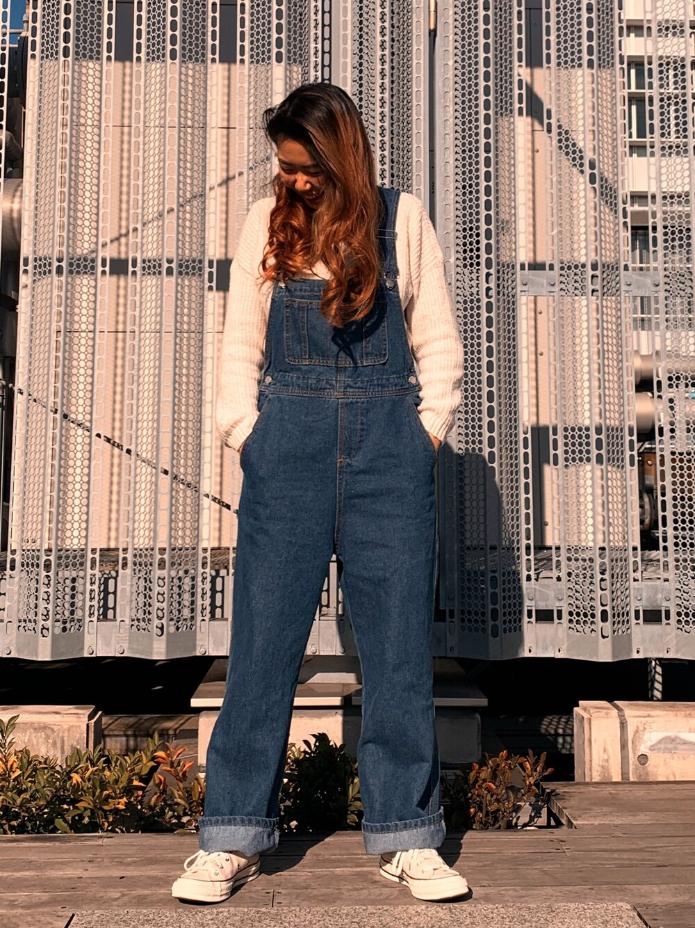 「オーバーオール、ニット、セーター、いいね、save、フォローお願いします🤑、おしゃれさんと繋がりたい、American Eagle、converse、スケータースタイル、冬コーデ、秋のコーデ」｜「mellow sol.のアイテム（つなぎ/オールインワン、ブルー系）」を使った、_ayachaloha_さん（レディース・160cm）の冬コーディネートの1枚目の写真