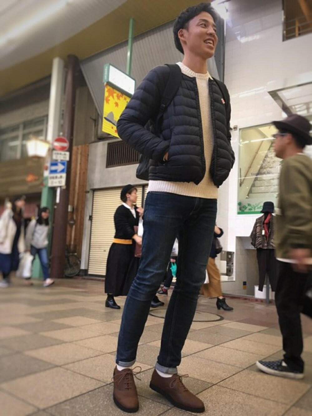 「#ニット、#スニーカー、#ダウン、＃デニム、#シンプル」｜「FOOT STYLEのFS-1126M（スニーカー、ブラウン系）」を使った、MORIOさん（メンズ・175cm）の冬コーディネートの1枚目の写真