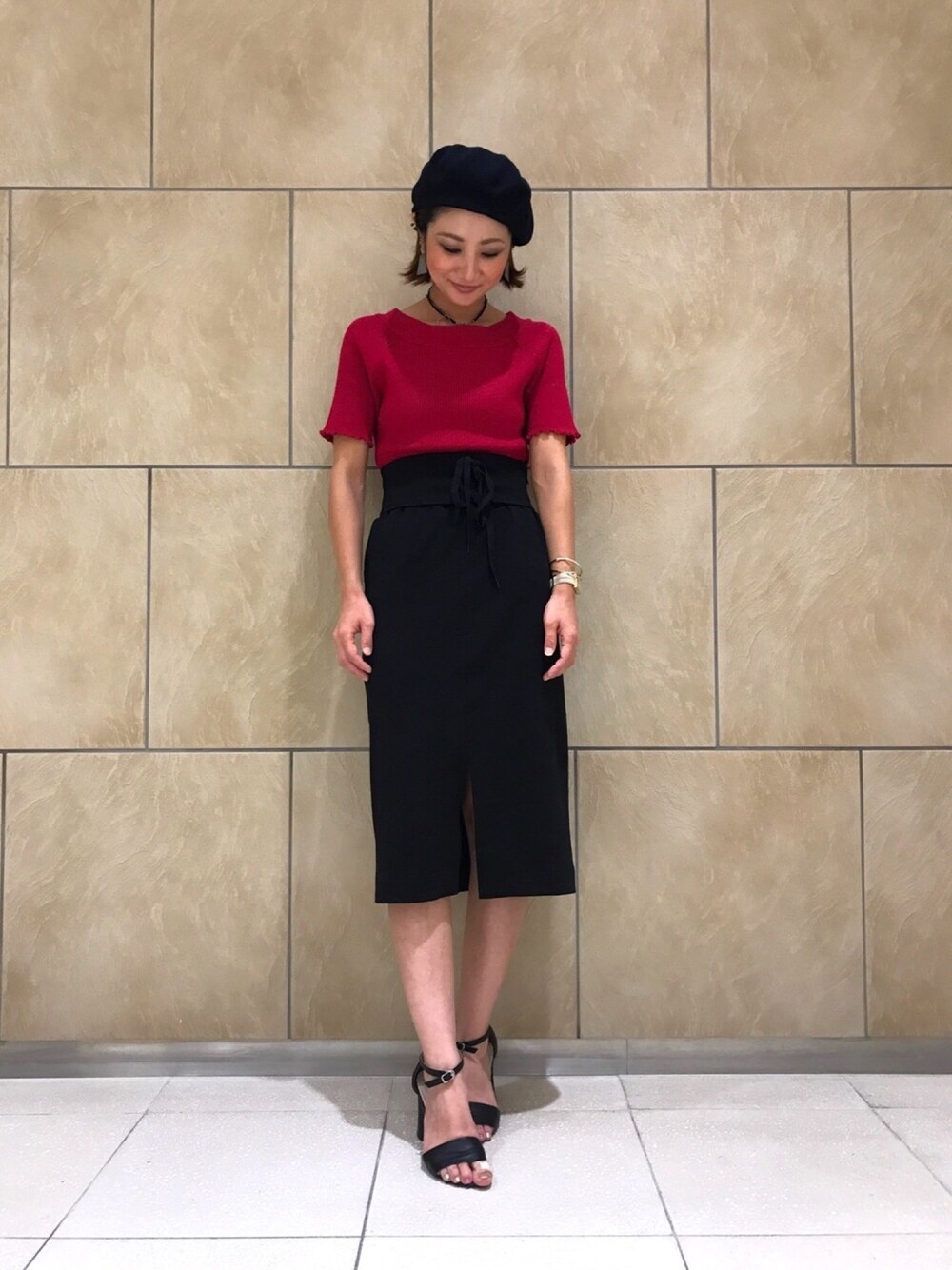 「andemiu、タイトスカート、ラメニット、ピンク×ブラック、ベレー帽、コルセットベルト、オトナカジュアル、ピンクニット、黒タイトスカート、狂わせピンク」｜「Andemiuのウエストベルトツキスカート768008（スカート、ブラック系）」を使った、satomiiさん（レディース・158cm）の夏コーディネートの1枚目の写真