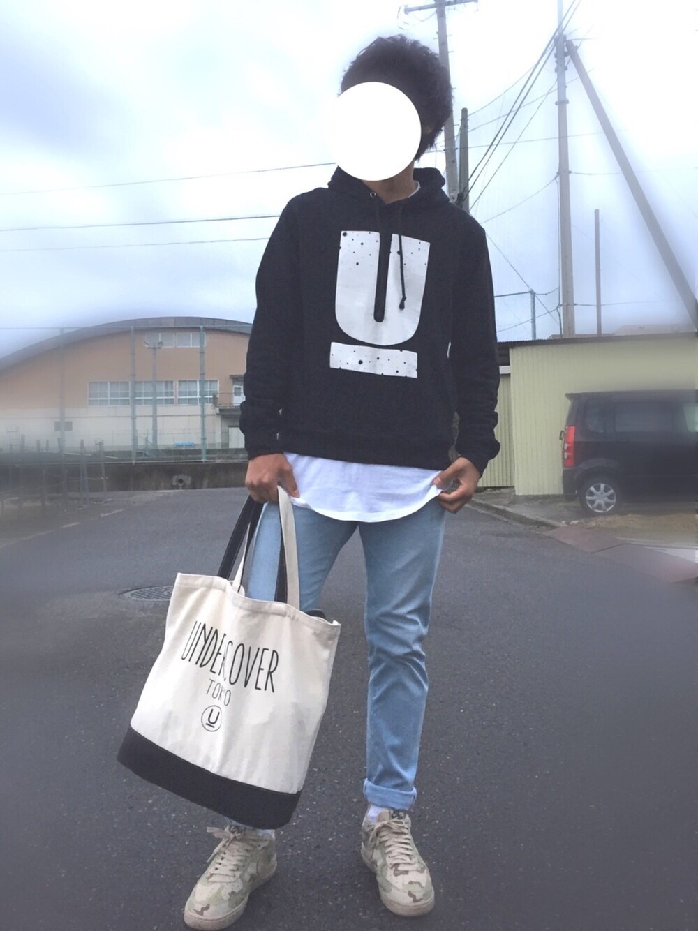 ベージュ系のスニーカー、ブルー系のデニムパンツ、ホワイト系のTシャツ/カットソーを着用したメンズの冬コーディネートの1枚目の写真