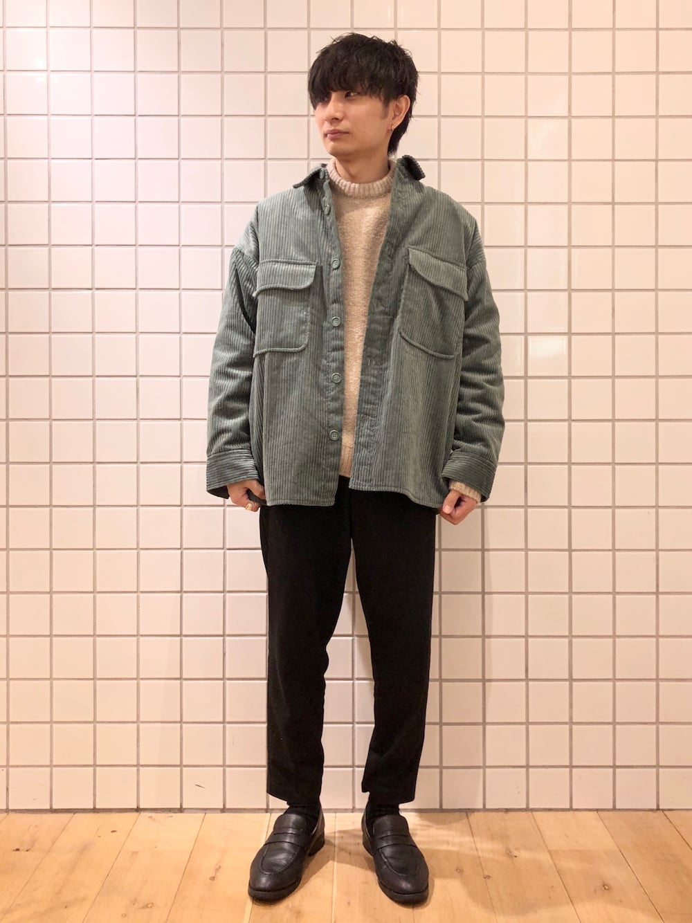 ベージュ系のニット/セーター、グリーン系のその他アウター、ブラック系のローファーを着用したメンズの秋コーディネートの1枚目の写真