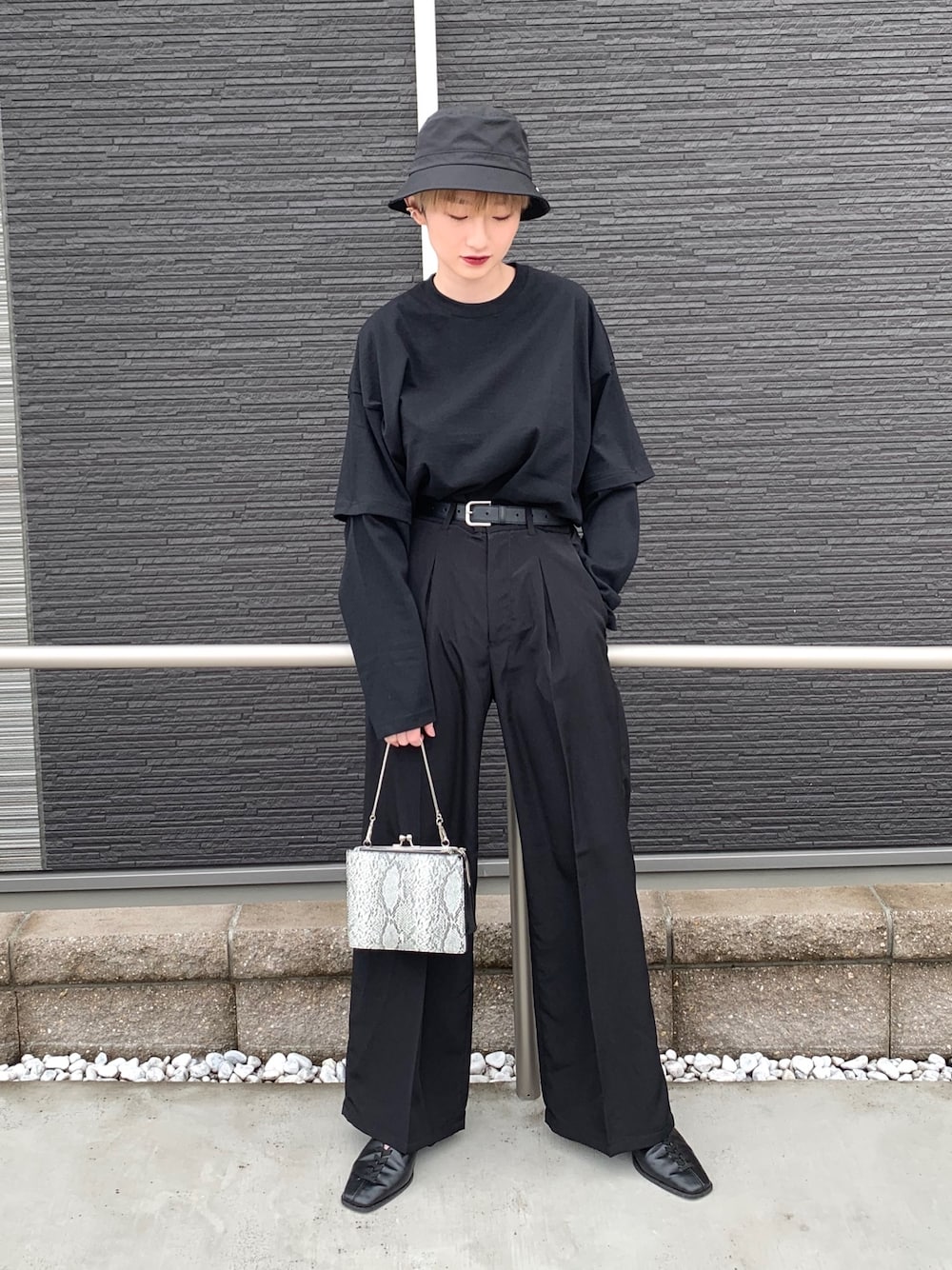 ブラック系のその他パンツ、ブラック系のショルダーバッグ、ブラック系のTシャツ/カットソーを着用したレディースの春コーディネートの1枚目の写真