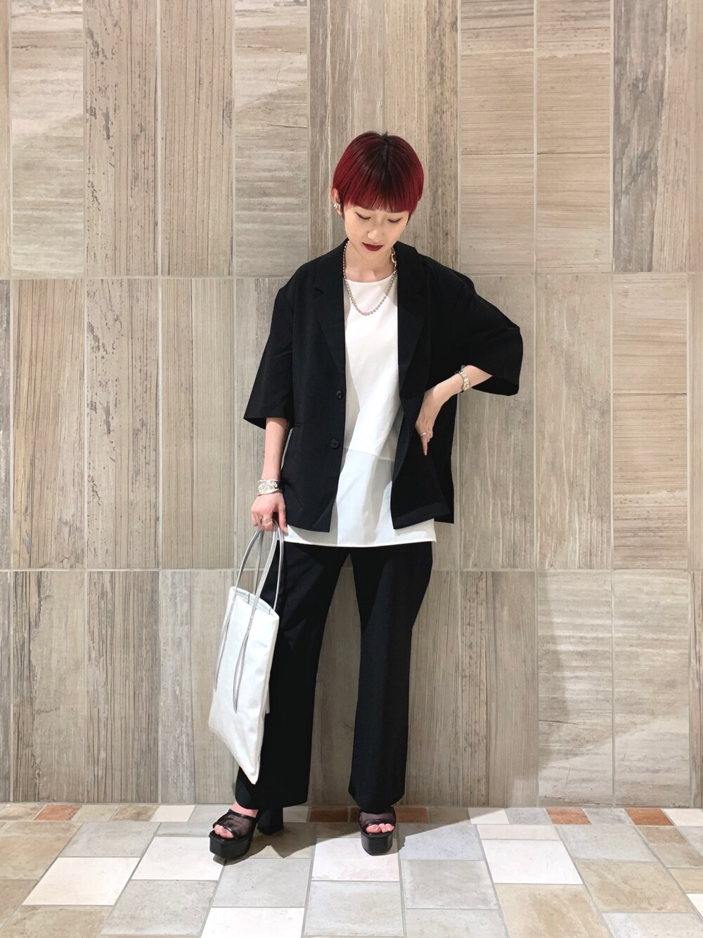 ホワイト系のTシャツ/カットソー、ブラック系のシャツ/ブラウス、ホワイト系のトートバッグを着用したレディースの夏コーディネートの1枚目の写真