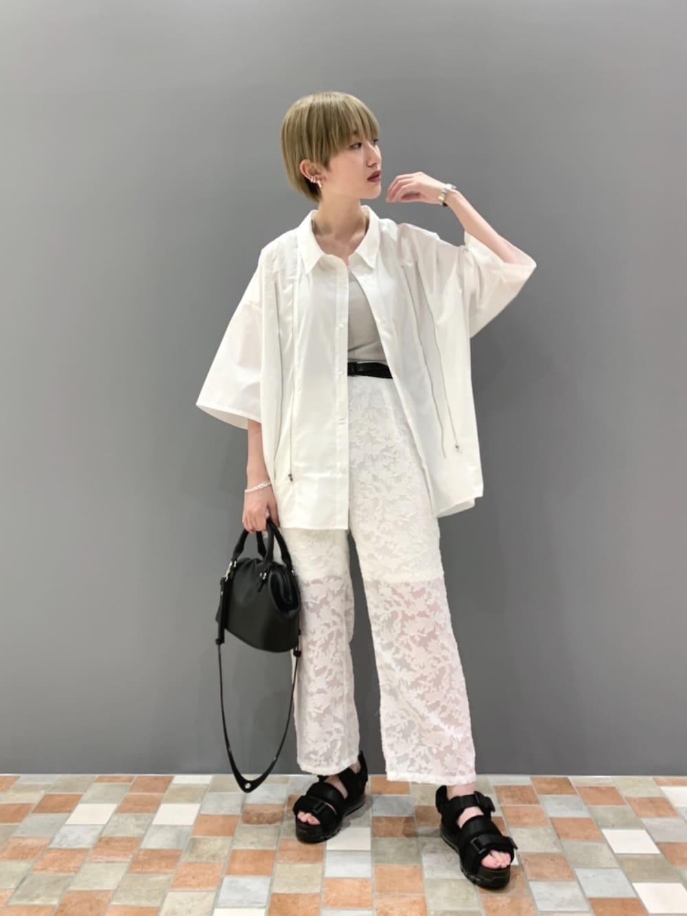ホワイト系のシャツ/ブラウス、グレー系のタンクトップ、ホワイト系のその他パンツを着用したレディースの夏コーディネートの1枚目の写真