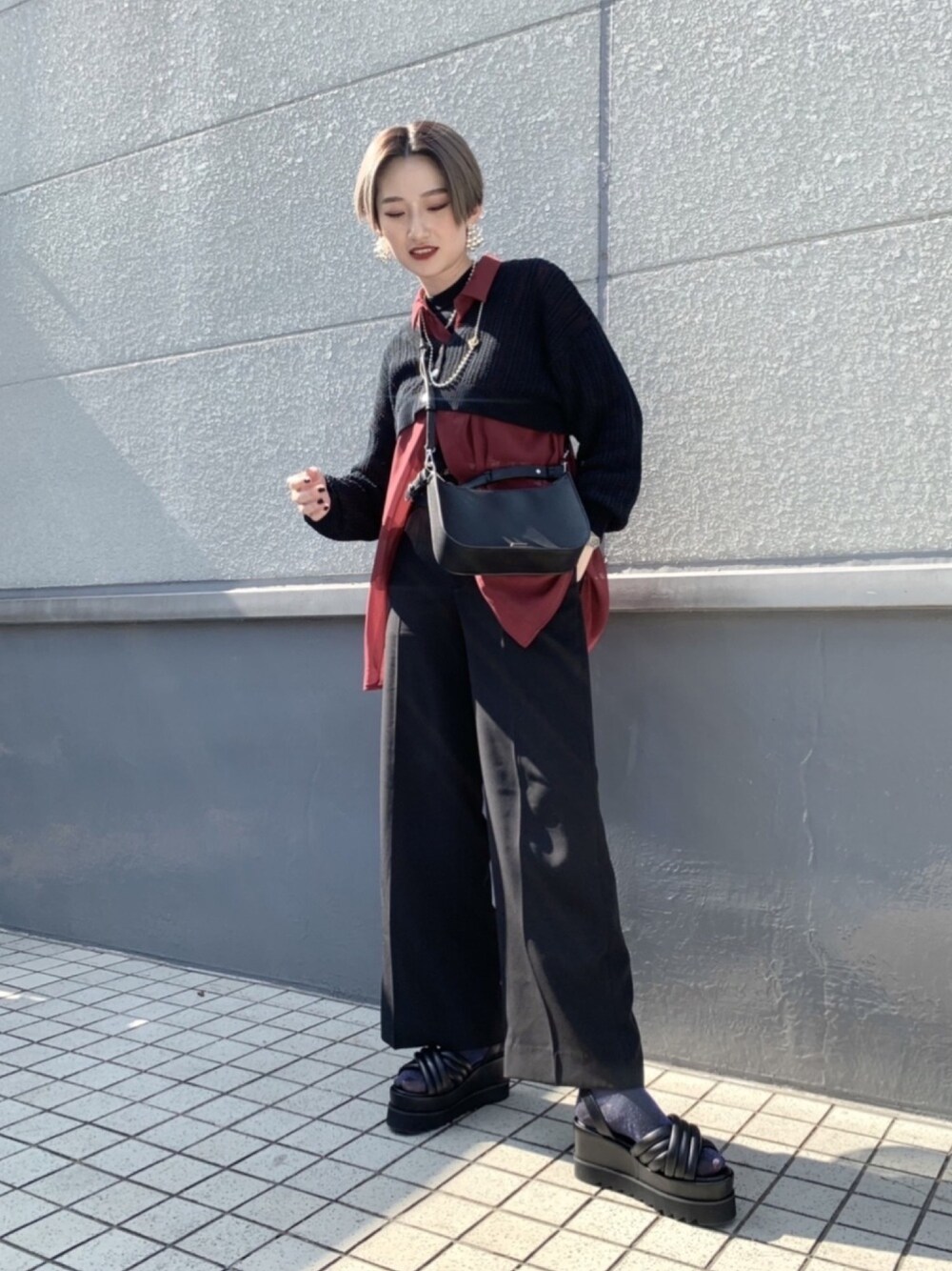 「HARE、モード、シアーシャツ、モノトーン、メンズライク、ワイドパンツ、シャツ、カーティガン、シースルー」｜「HAREのショートカーディガン＊ハイネックノースリーブインナー(HARE)（アンサンブル、ブラック系）」を使った、yuriaさん（レディース・168cm）の春コーディネートの1枚目の写真