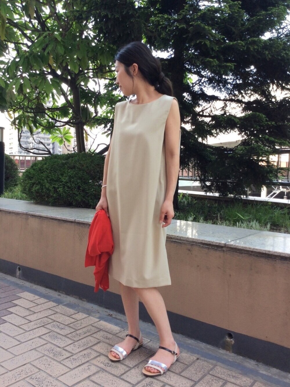 「URBAN RESEARCH ROSSO、アーバンリサーチロッソ、ワンピース、きれいめカジュアル、大人女子、オレンジ、PLAKTON、休日スタイル、フラットシューズ、サンダル」｜「URBAN RESEARCH ROSSO WOMENのタックストレートワンピース（ワンピース/ドレス、ベージュ系）」を使った、ROSSOエスパル仙台店さん（レディース・160cm）の春コーディネートの1枚目の写真