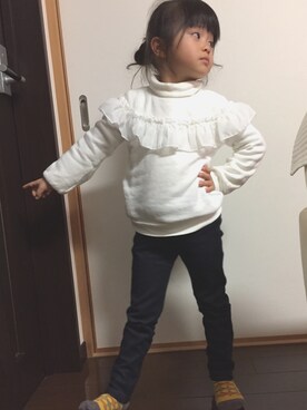 「GLOBAL WORK（グローバルワーク）の【キッズ】タートルネックT長袖/731849（Tシャツ/カットソー、ホワイト系）」を使った、あんぱんちさん（キッズ）の冬コーディネート