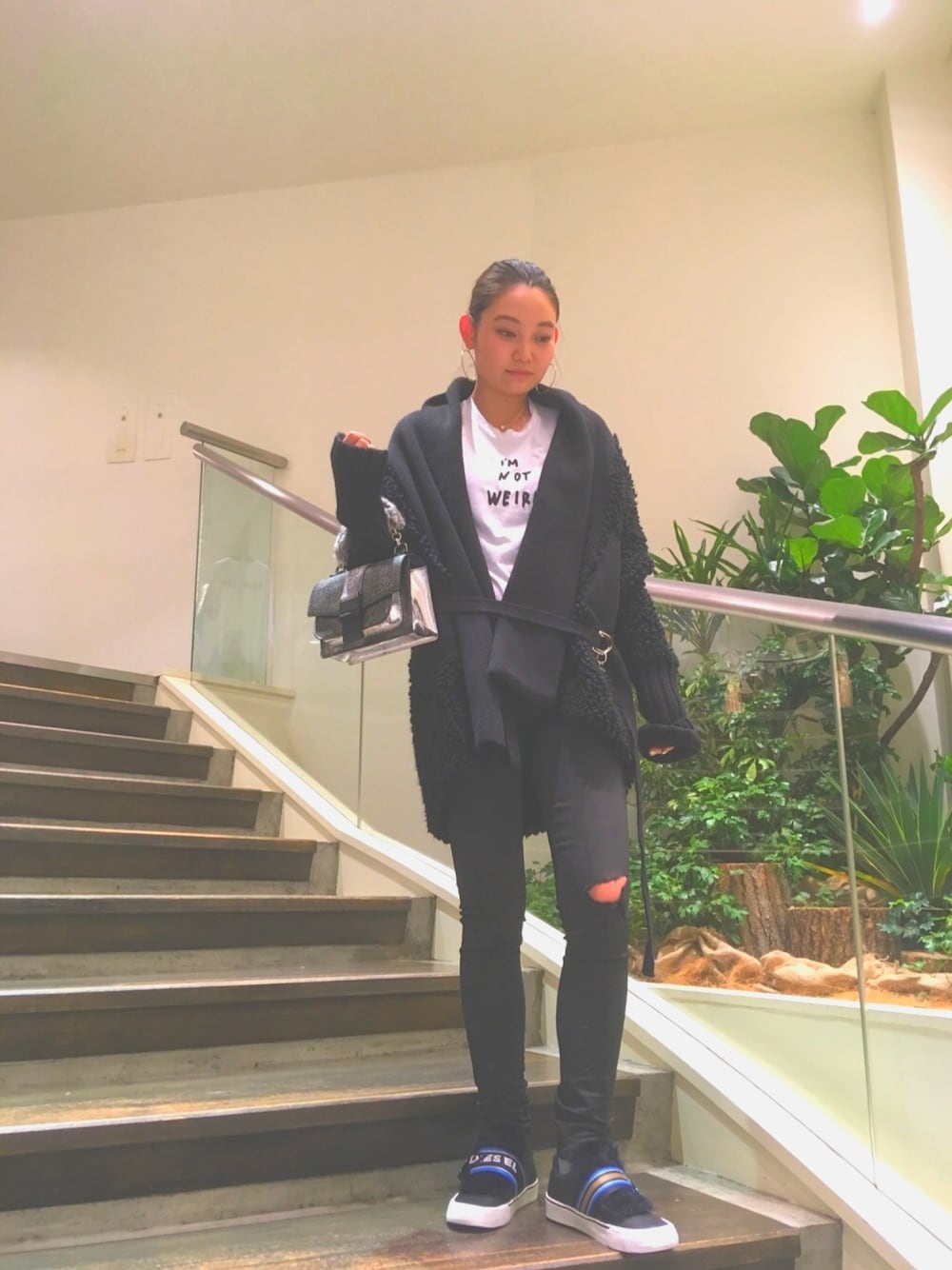 ホワイト系のTシャツ/カットソー、ブラック系のバッグ、ブラック系のその他アウターを着用したレディースの秋コーディネートの1枚目の写真