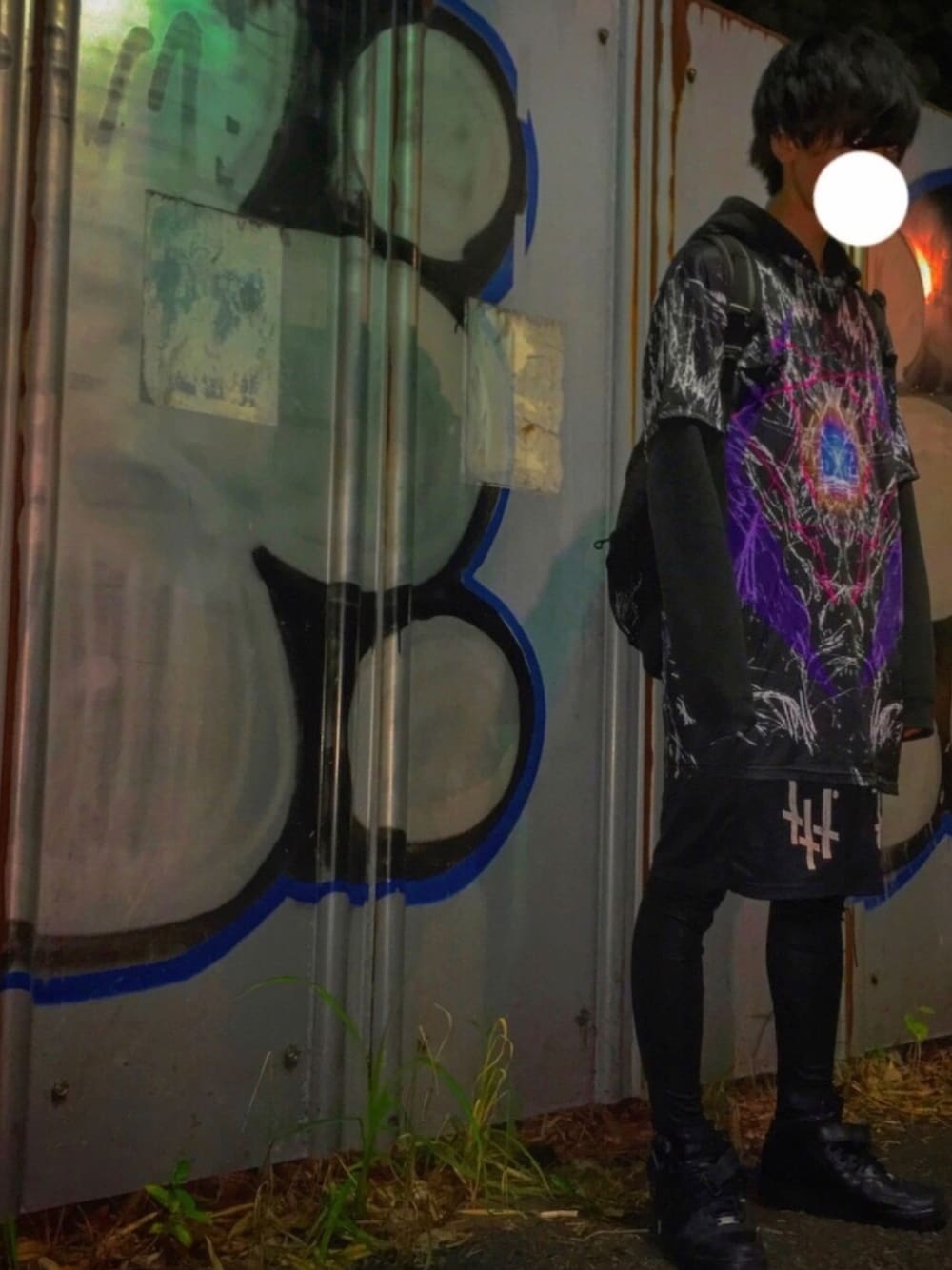 ブラック系のパーカー、ブラック系のTシャツ/カットソー、ブラック系のバックパック/リュックを着用したメンズの夏コーディネートの1枚目の写真